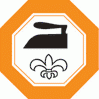 Schwarzes Bügeleisen-Symbol mit einer Lilie auf orangefarbenem Hintergrund.